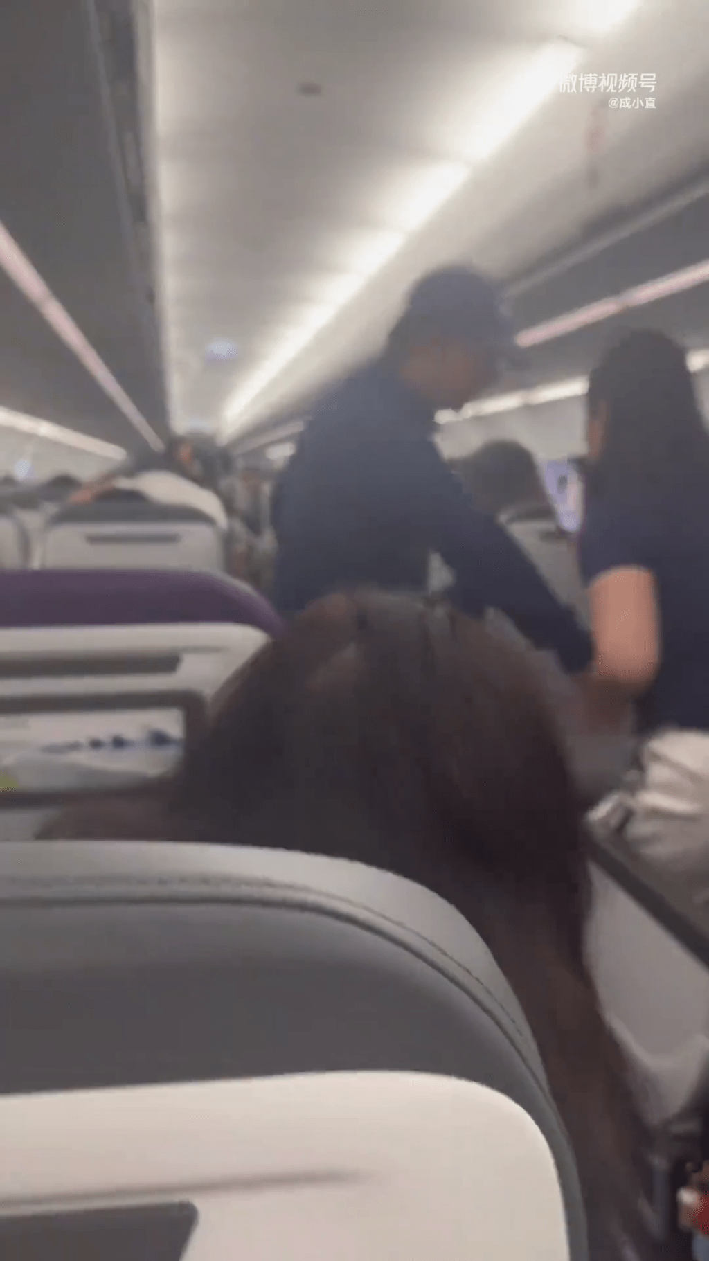 網上流傳影片，引發慌亂後，乘客落機。