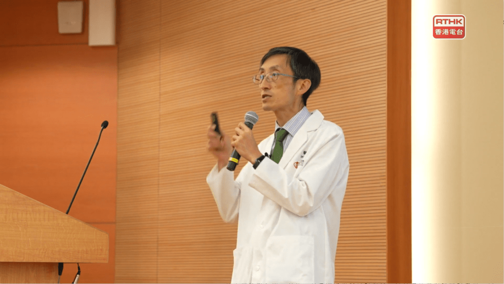 周医生面对自嘲是“医院食物链最底层一粒微尘”的医科实习生，周医生总会暖心勉励：“你们不是微尘，而是部门不可或缺的一环。病人头痛、失眠、血压高，最先施以援手的就是你们。”（截图自：香港电台节目《医生与你－医学．人》）