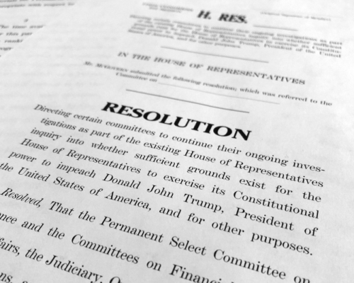 美國眾議院民主黨議員公布彈劾調查程序表決的決議內容。AP