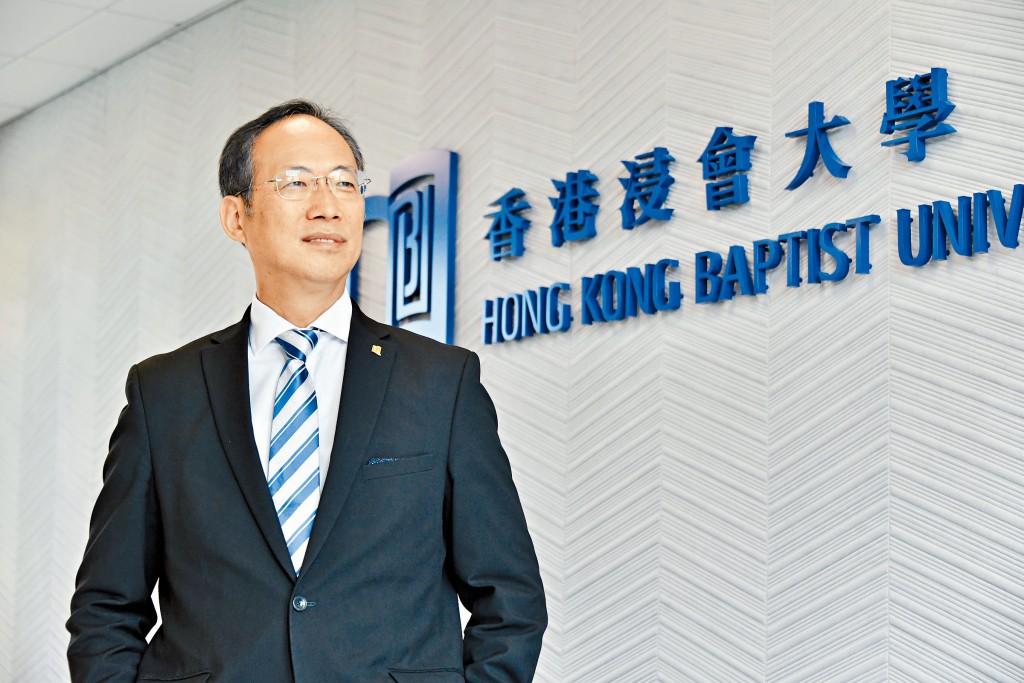 浸大校長衞炳江在專訪透露,有意在二五年起,開辦港珠兩地校園互通的學士學位課程,讓學生有至少一年時間在珠海上課。