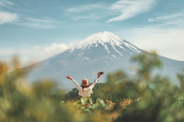 旅行方面，日本位处东方是木地，也是秋天出生人的桃花地。