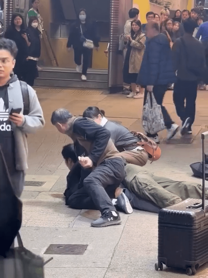 有兩名熱心男女途人上前，協助制服疑犯。