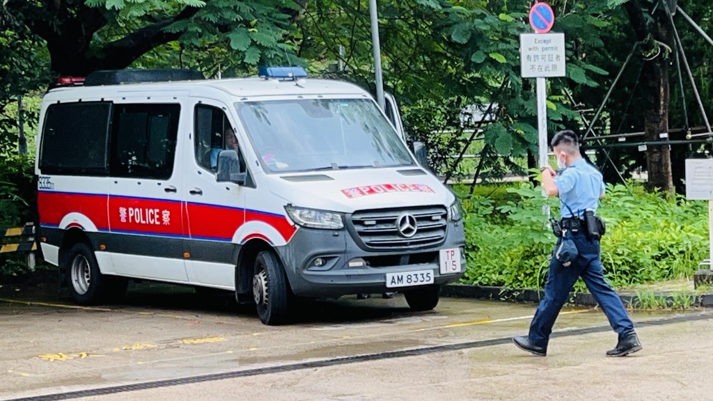 警員陪同送院。