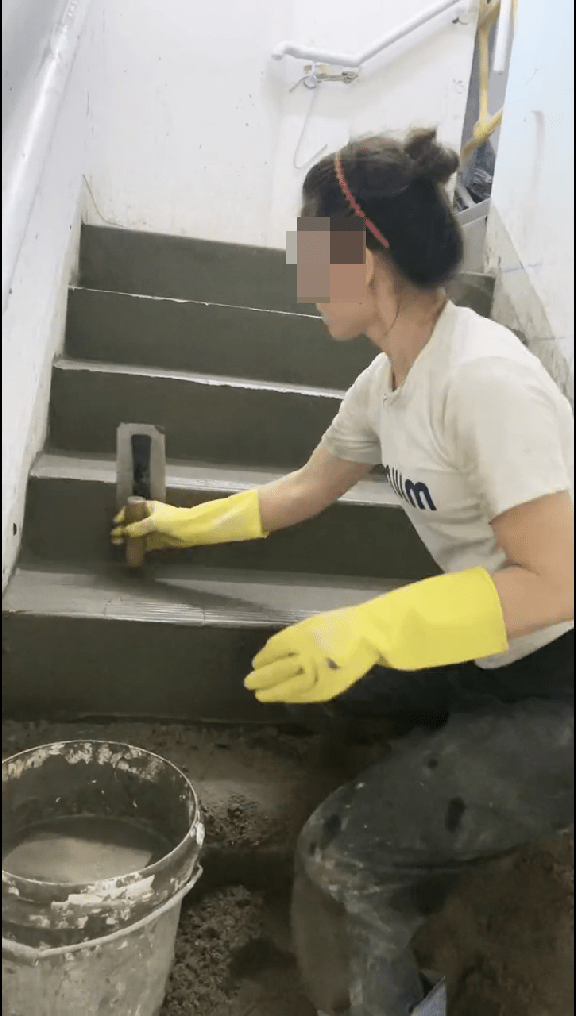 她現在於地盤專業做樓梯的泥水工程