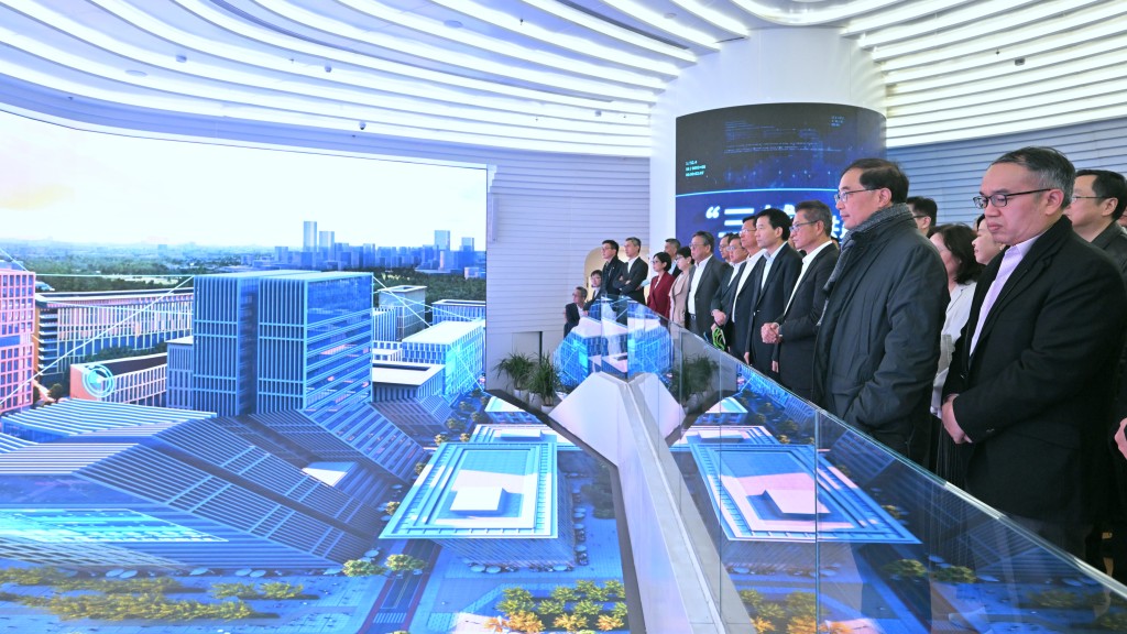 中央港澳工作辦公室、國務院港澳事務辦公室分管日常工作的副主任徐啟方（前排右四）和陳茂波（前排右三）及代表團成員參觀雄安城市計算（超算雲）中心。
