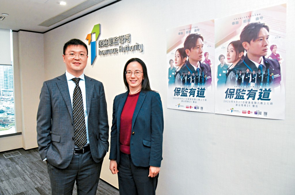 吳維權(左)透露，保監將於明年1月起推行第二階段保險中介人背景查核計劃。