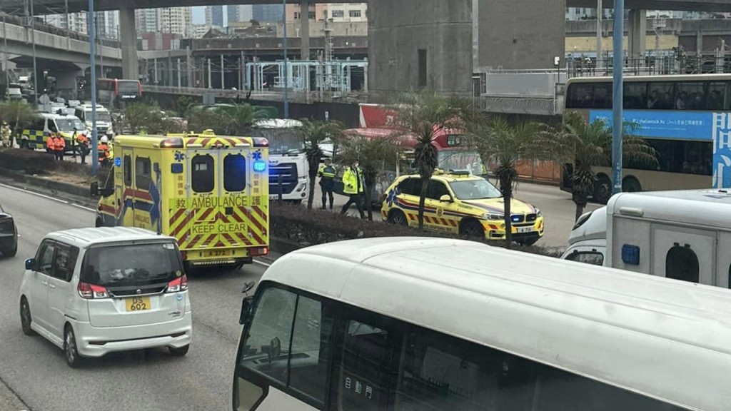 救護人員趕至將傷者送院。屯門公路塞車關注組FB