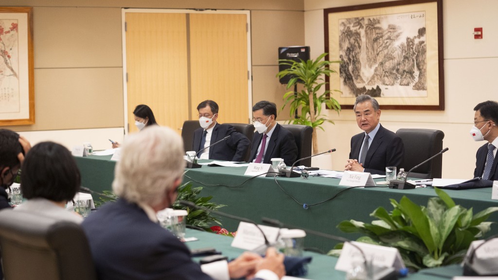 王毅與美國商會等代表座談。
