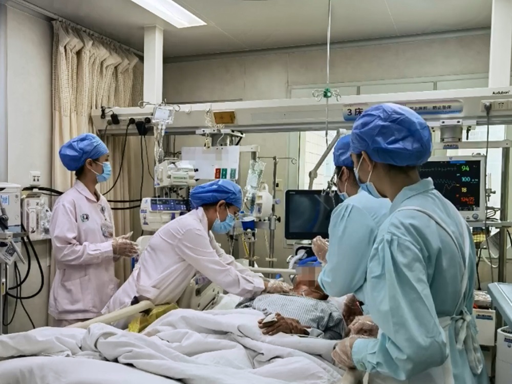 廣州一老翁飲用自製藥酒後不適入院,一度要入住深切治療部。影片截圖