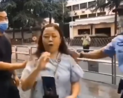 女網紅握緊拳頭用成都話說中國人一定團結起來。網圖