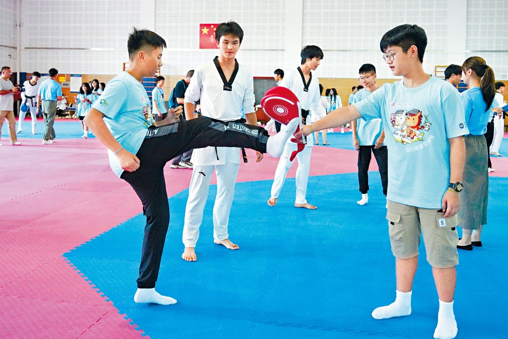 學員參觀四川香港馬會奧林匹克運動學校，並與當地學生交流。