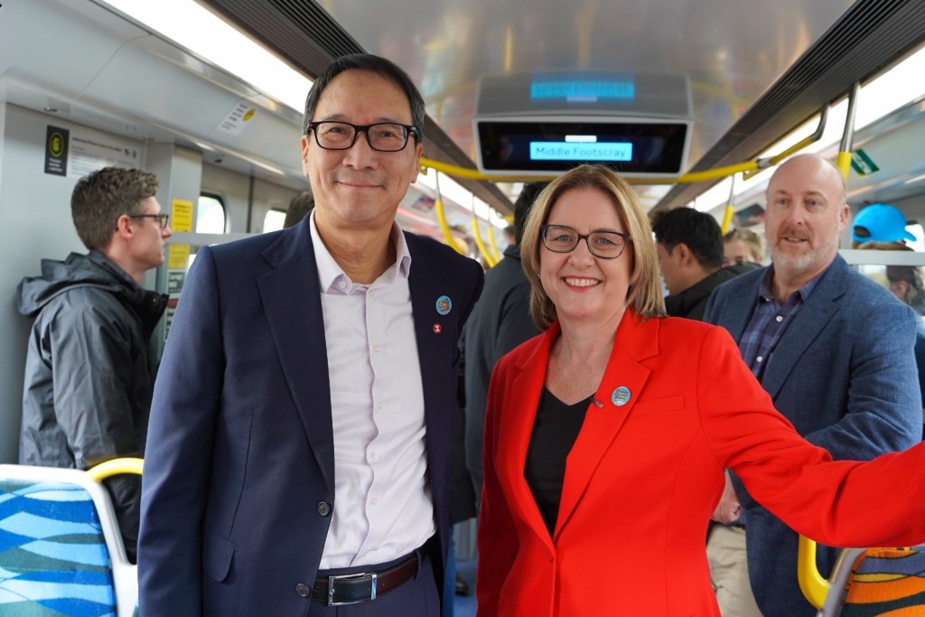 墨爾本地鐵隧道由當地的維多利亞省出資興建,圖為鄧智輝(圖左) 與維多利亞省省長艾倫合照。 墨爾本地鐵隧道由當地的維多利亞省出資興建,圖為鄧智輝(圖左) 與維多利亞省省長艾倫合照。