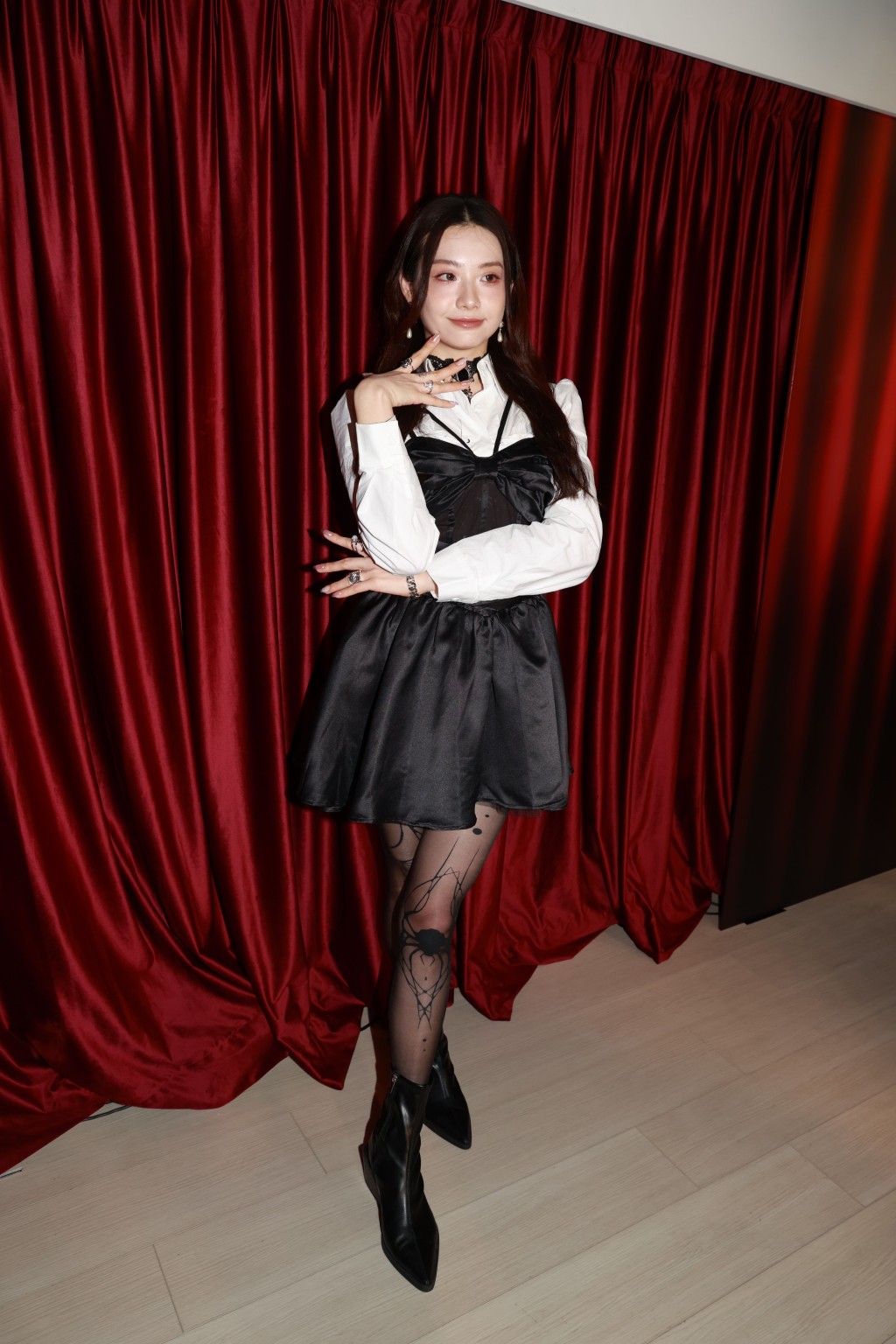 「香港音樂劇節2026」舉行揭幕活動，有份參與音樂劇《愛登氏家庭》的Sinnie現身。