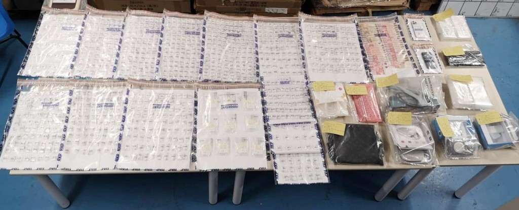 警方檢獲市值約480萬元的毒品，以及一批疑用作包裝毒品的工具。警方圖片