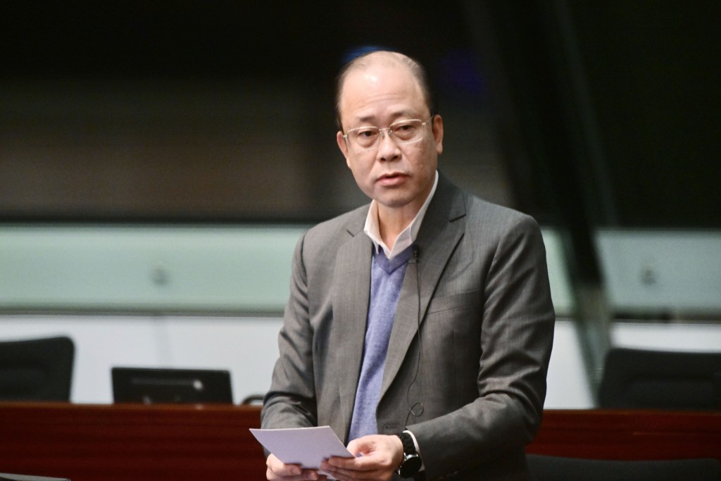勞聯立法會議員周小松在立法會大會提書面質詢，問及當局有何措施保障本地工人優先就業。