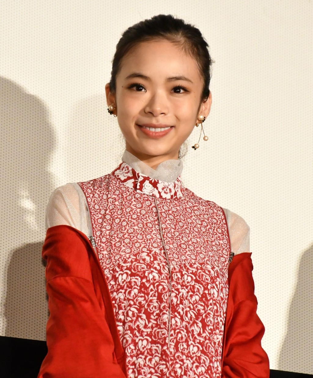 趣里今日宣布奉子成婚,嫁「軟飯王」三山凌輝。 趣里今日宣布奉子成婚,嫁「軟飯王」三山凌輝。