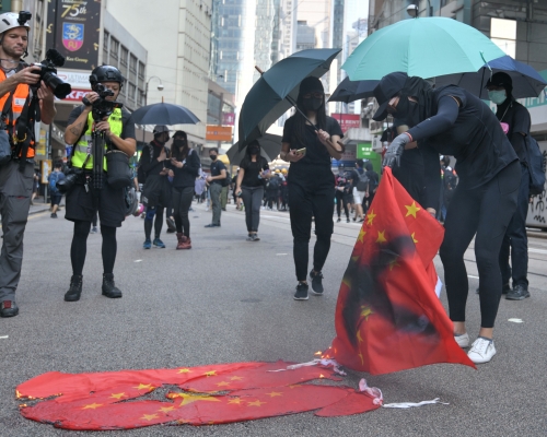 反修例示威期间，有人焚烧国旗。（资料图片）