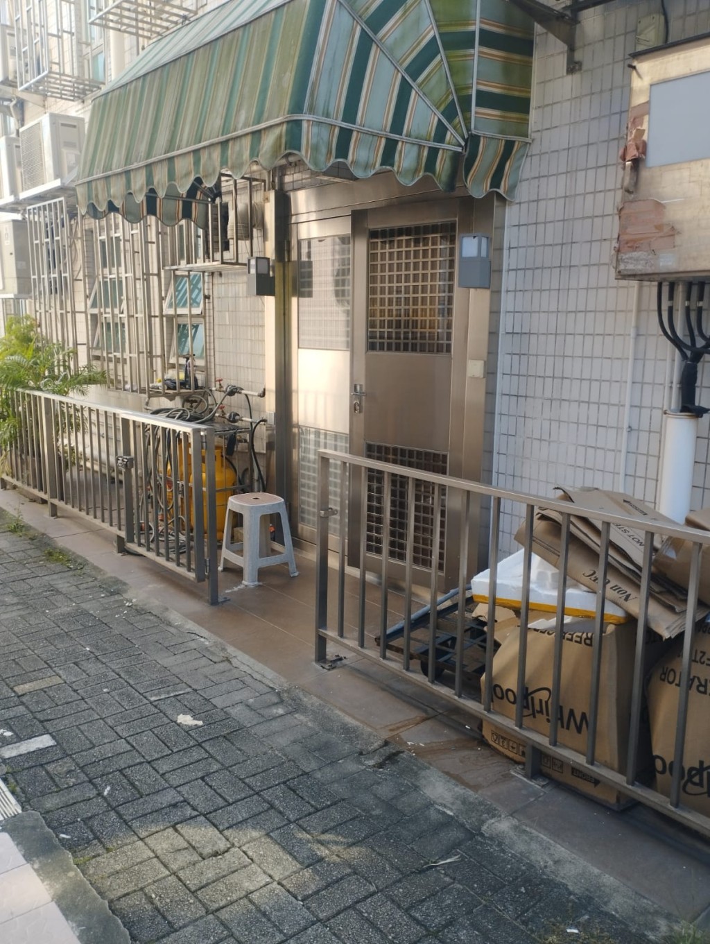 單位每層約700方呎,建築面積共約2,100方呎,屬業主盤。 單位每層約700方呎,建築面積共約2,100方呎,屬業主盤。