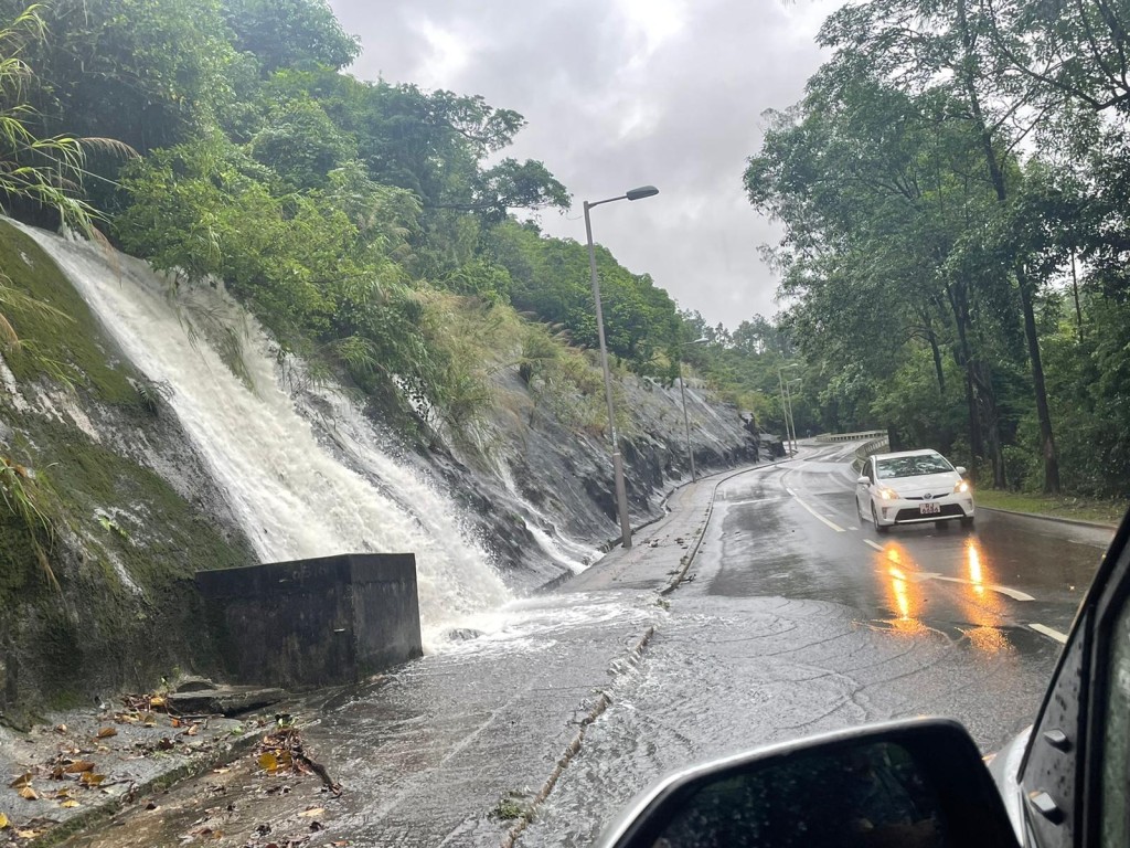 西貢有大量雨水從斜坡傾瀉。