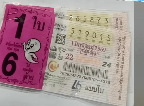 女事主在女鄰居家門外的垃圾桶找回2張無中獎彩券，唯獨那張中了600萬泰銖的頭獎彩券不知所終。Youtube@โหนกระแส [Hone-Krasae] official