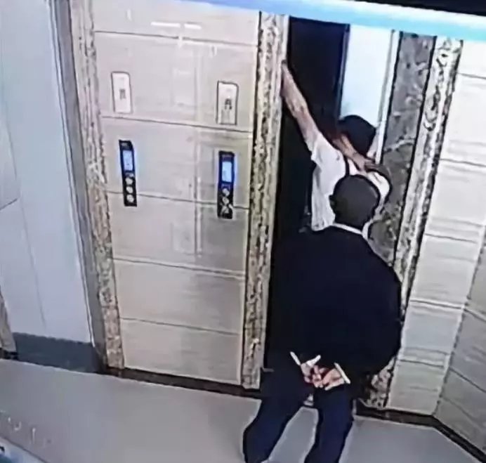 女婿強行開門。影片截圖