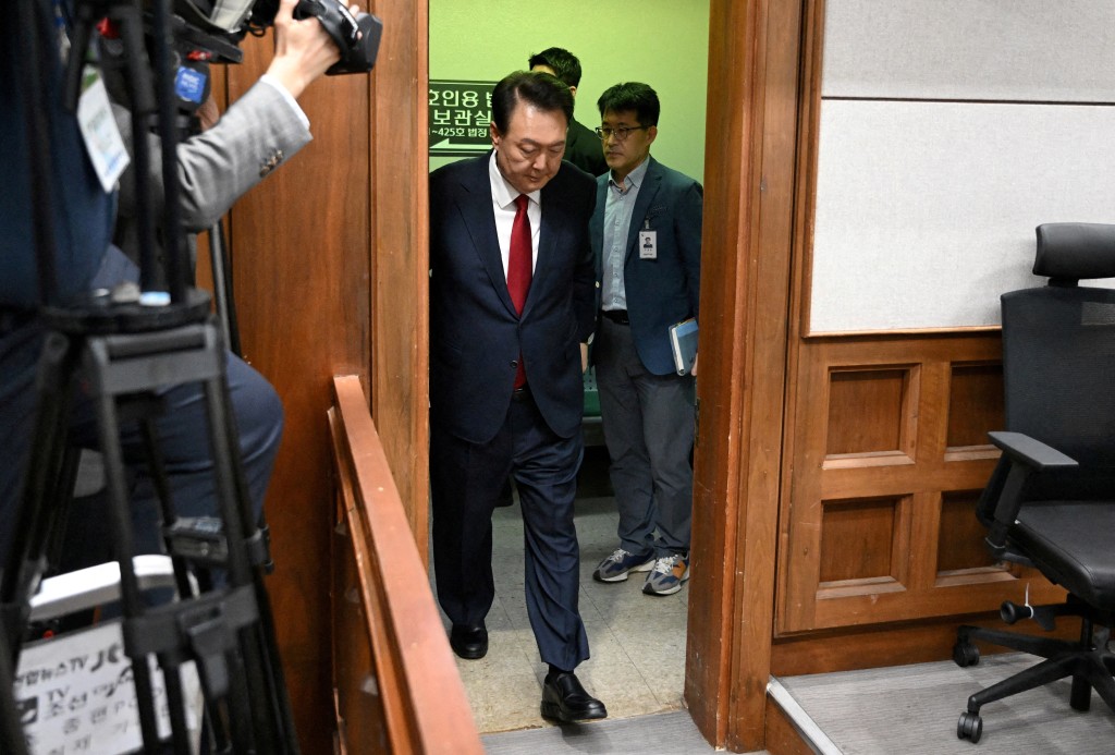 尹鍚悅涉嫌主導內亂罪，因此遭到檢方以濫用職權罪嫌追加起訴。路透社