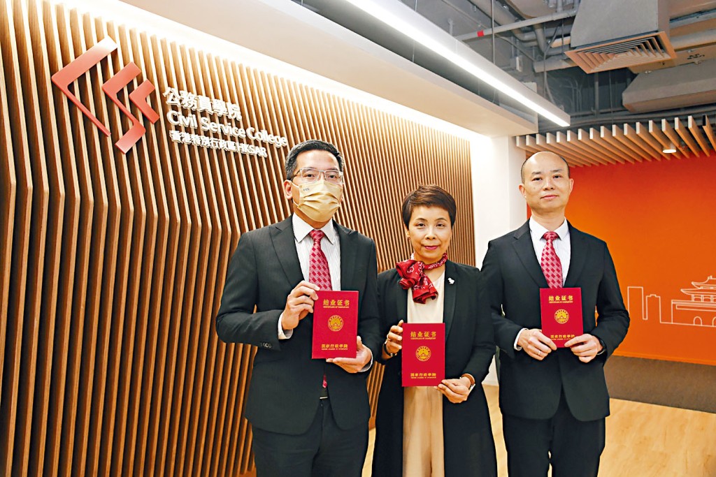 蔡樹強（右）、譚美兒（中）及姚繼卓到內地研習，掌握國情。