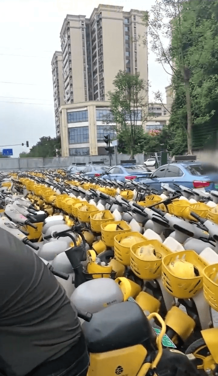 一排排的共享电单车被围堵。