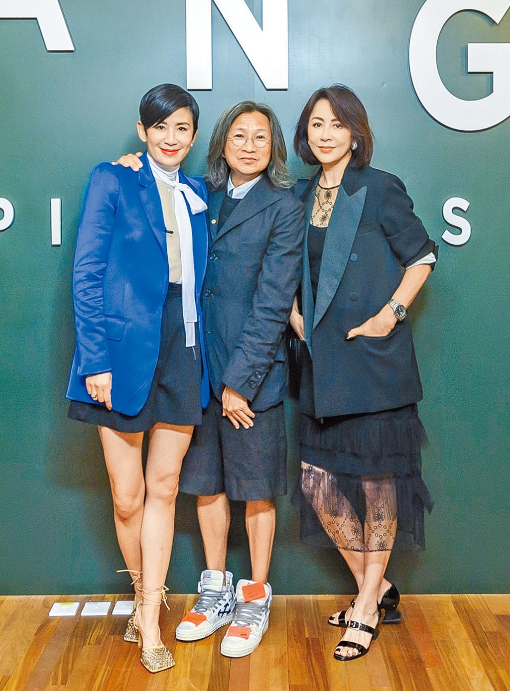 劉嘉玲扮靚現身，同老友陳可辛、吳君如開心合照。