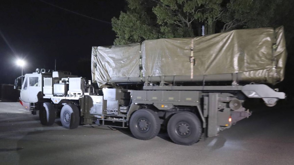 一輛載有首批日本國產遠程飛彈的車輛，抵達日本西南部熊本縣的健軍駐屯地。(美聯社)