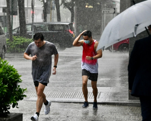 天文台預料本港地區今日短暫時間有陽光，局部地區有驟雨。