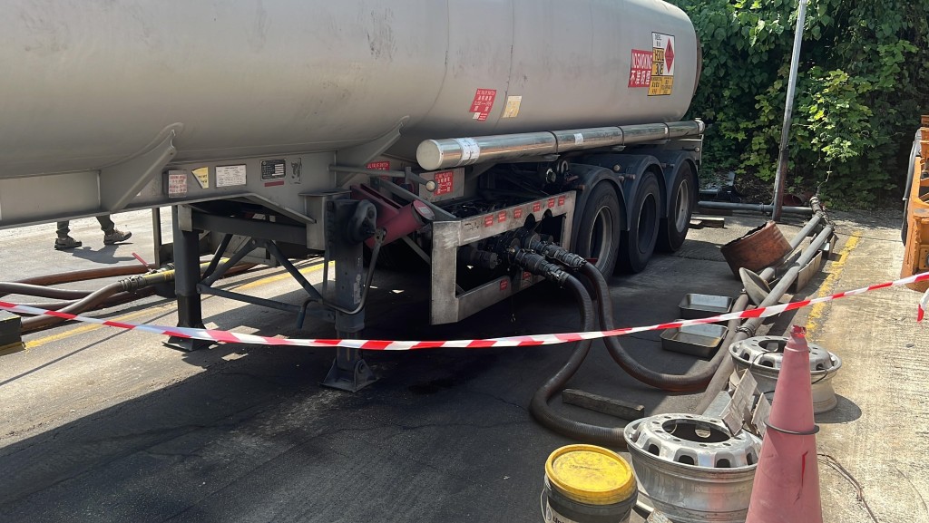 消防處破元朗廈村路非法油站 截獲兩男檢逾百萬元柴油