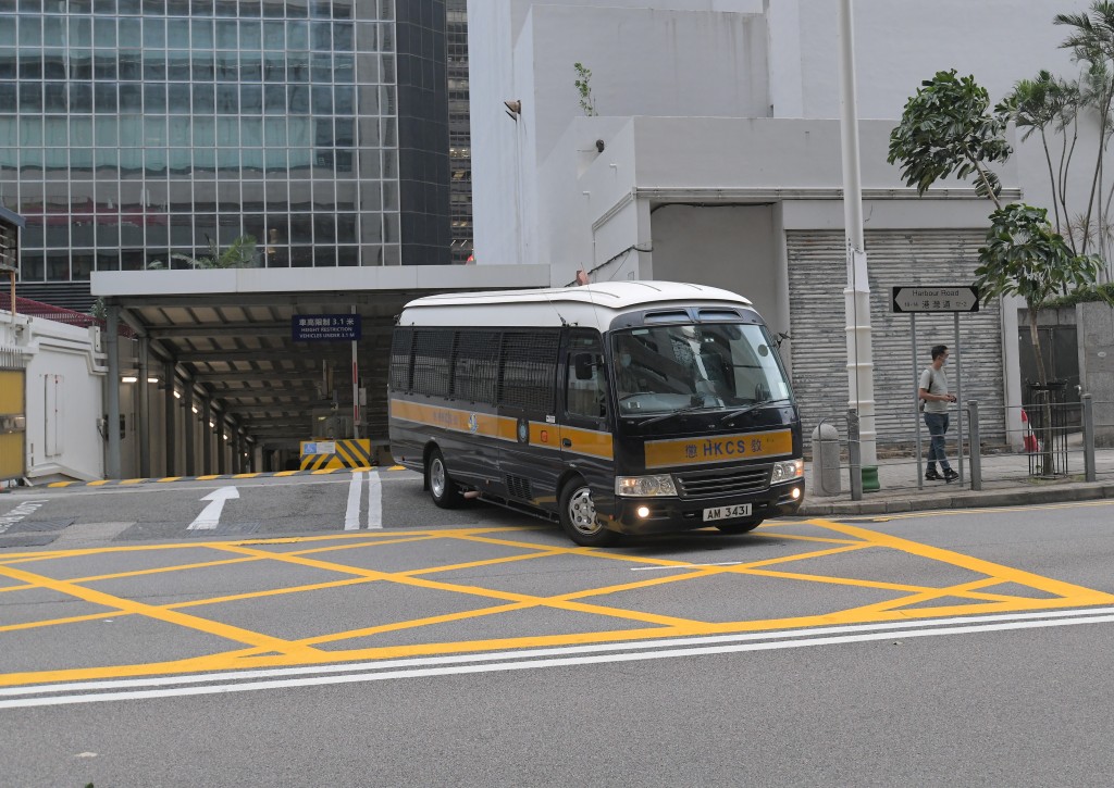 載有被告鍾沛權、林紹桐的囚車離開。梁譽東攝