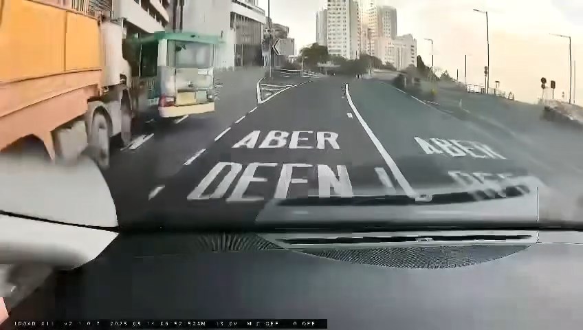 小巴駛至瑪麗醫院對開突然切線,泥頭車直撞小巴車身。 小巴駛至瑪麗醫院對開突然切線,泥頭車直撞小巴車身。