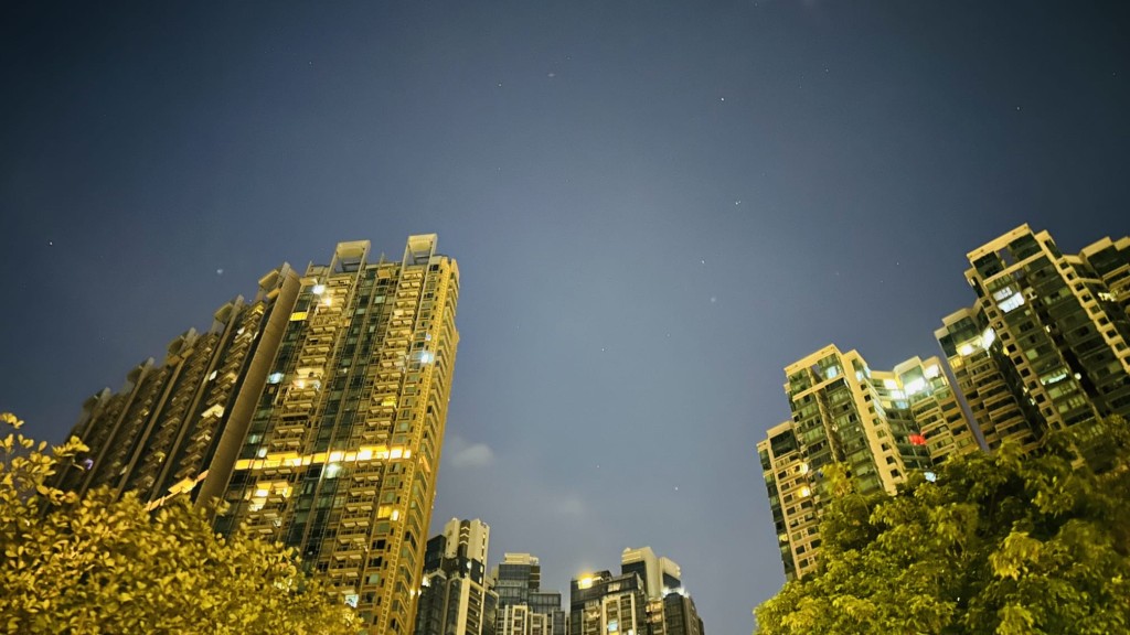 本港地區今日大致多雲，日間短暫時間有陽光及乾燥，最高氣溫約21度。蔡楚輝攝