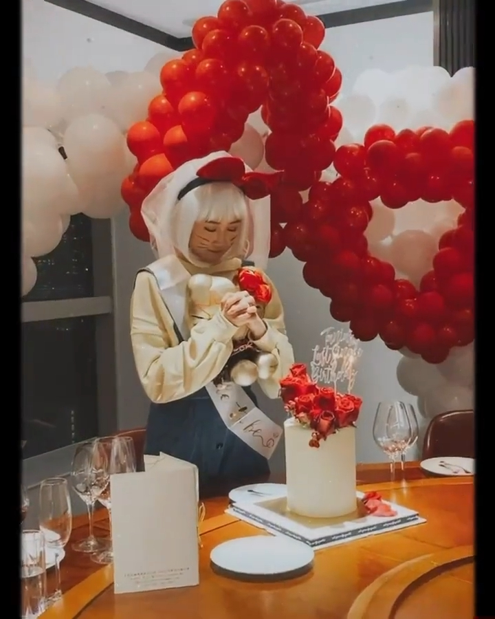 Tania 27歲生日兼即將結婚。