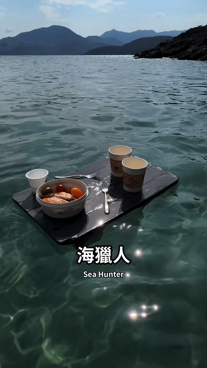 他們別出心裁地將食物放在浮板上，在海中享受「blunch」。