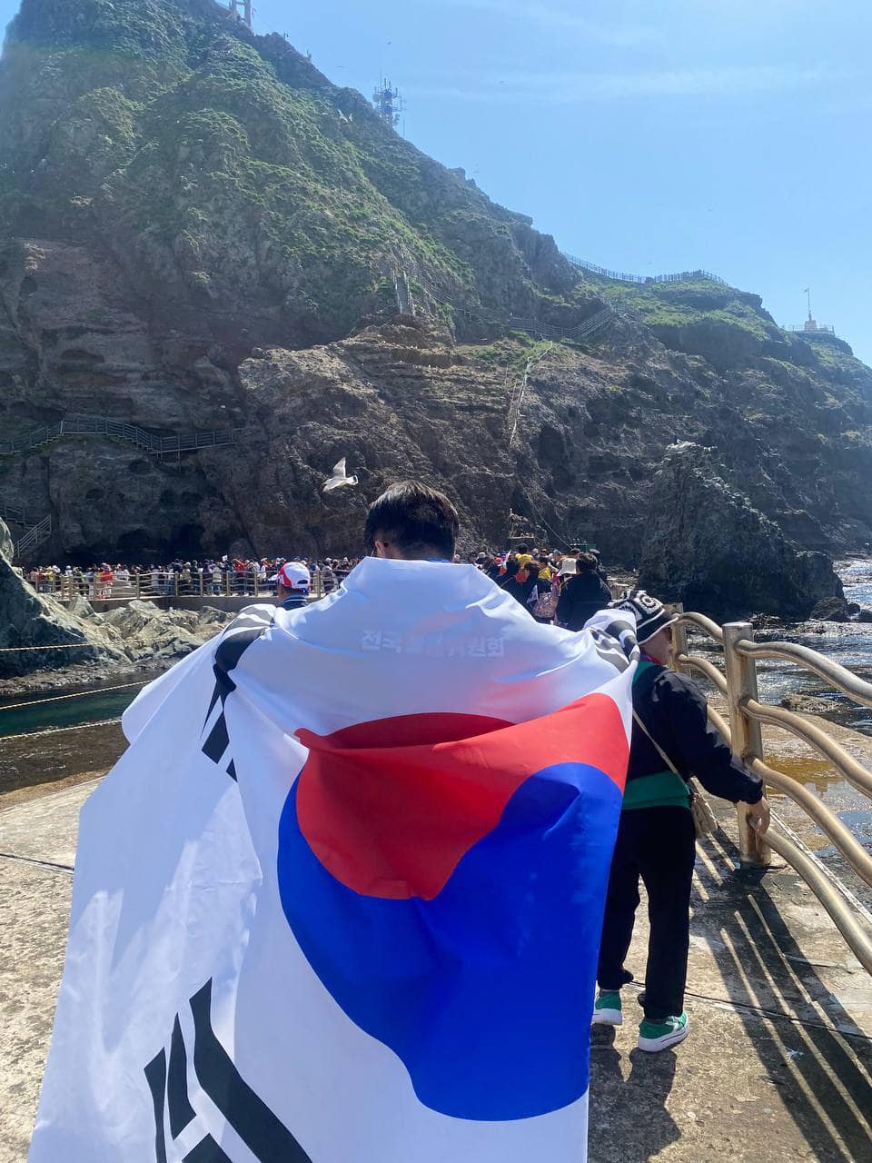田溶冀披上南韓國旗與 10多名同黨青年成員登上獨島。fb