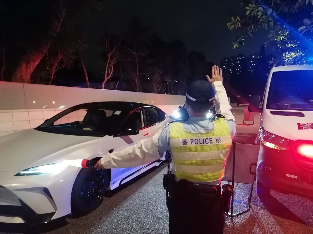 警方在通往飛鵝山的沿途路段設置路障檢查車輛,並針對該處高風險地點加強巡邏。 警方在通往飛鵝山的沿途路段設置路障檢查車輛,並針對該處高風險地點加強巡邏。