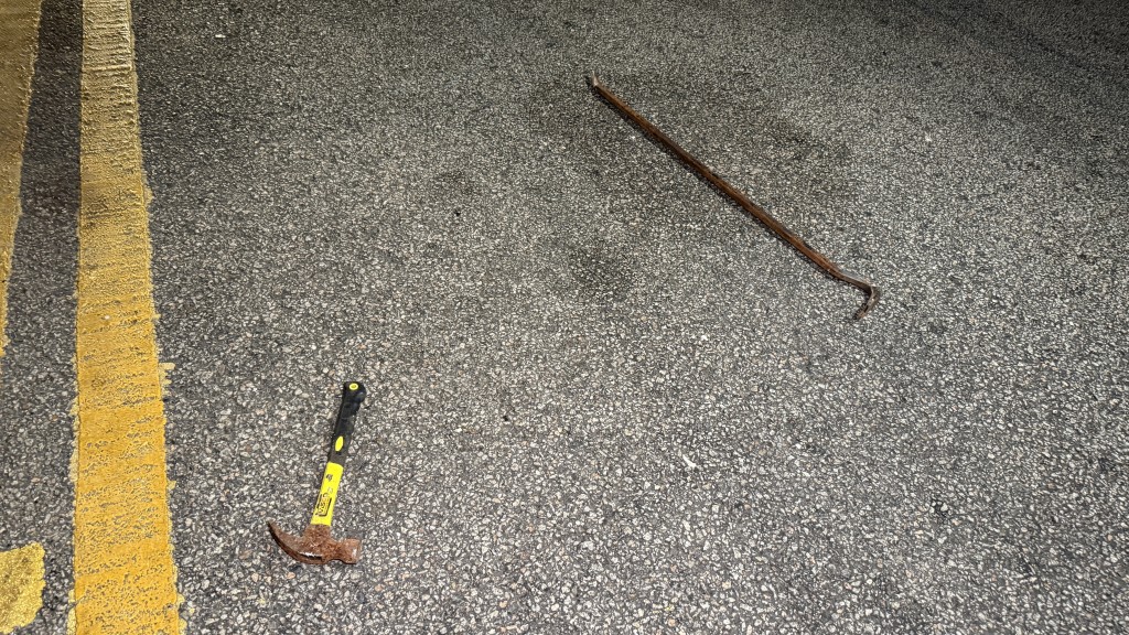 惡煞遺下鐵鎚及鐵筆。