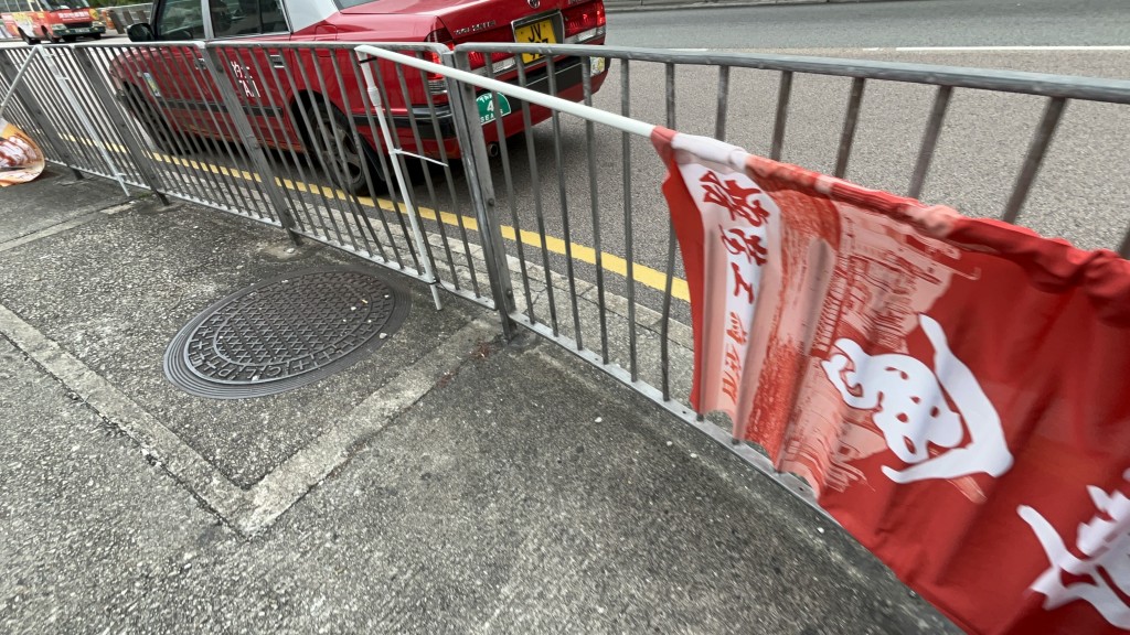 選舉直幡的長杆被折曲，幡旗墮地。