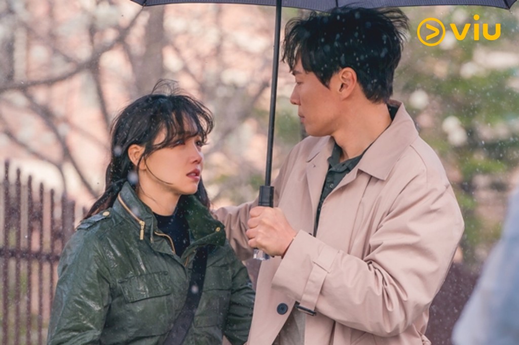 為了成為親生女兒的「後母」，李幼梨和延政勳展開了一段由謊言開始的愛情故事。