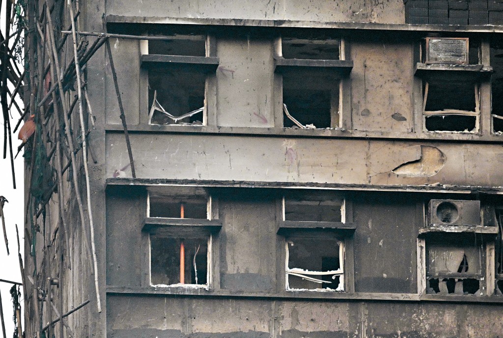 宏福苑有单位以支柱加固。