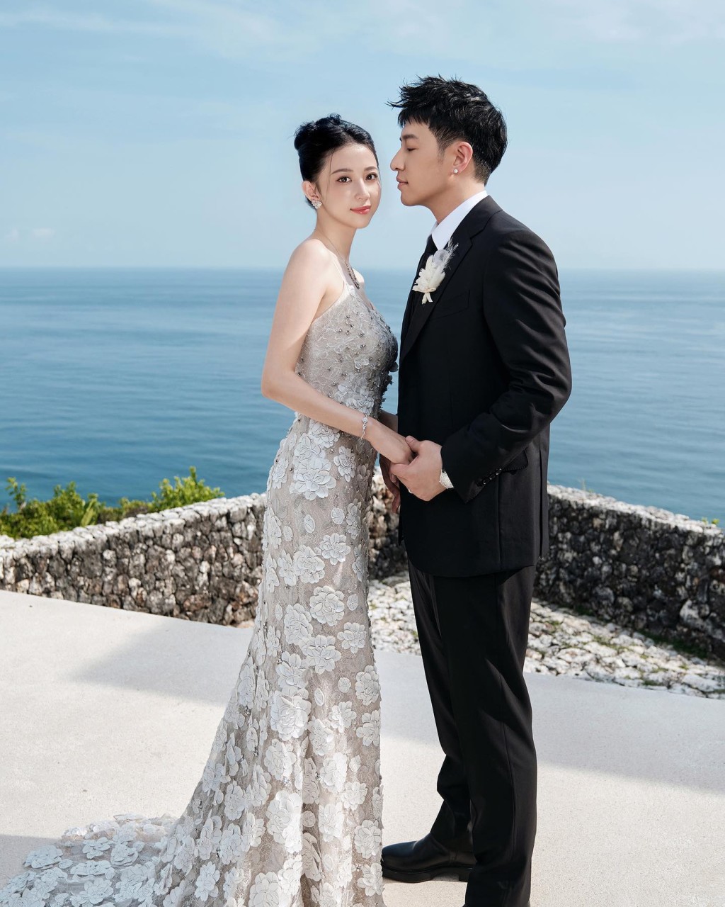 潘瑋柏親自公開和老婆宣雲的甜蜜合照，更罕見標註老婆宣雲的IG帳號，宣布已補辦婚禮。