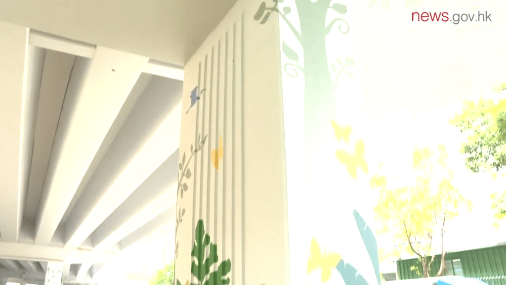 作为政府治理地区工作的一部分，为改善环境衞生和美化市容，路政署于2024和2025年于全港18区36条行人天桥／行人隧道进行翻新和美化工程。示意图。政府新闻处影片截图 