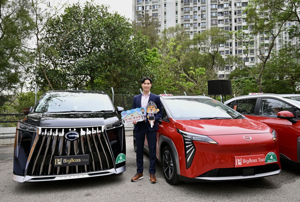 運輸署表示,全港僅有近2,000輛車隊的士投入服務,距離署方最初要求的3,500輛完整規模,仍欠43%才達標。 運輸署表示,全港僅有近2,000輛車隊的士投入服務,距離署方最初要求的3,500輛完整規模,仍欠43%才達標。