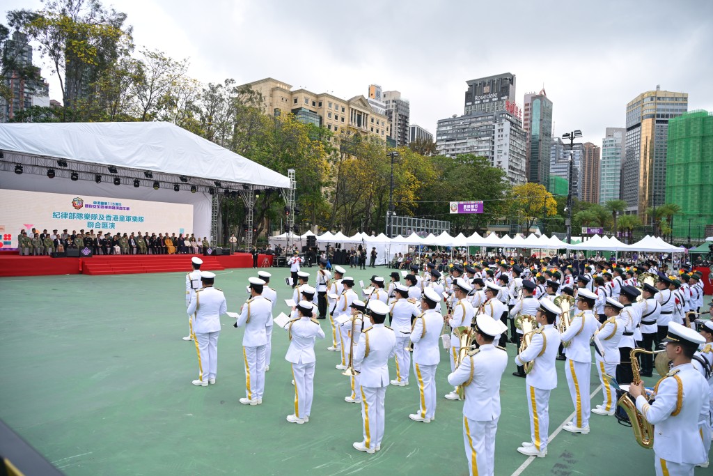 紀律部隊樂隊與香港童軍樂隊聯合演奏。