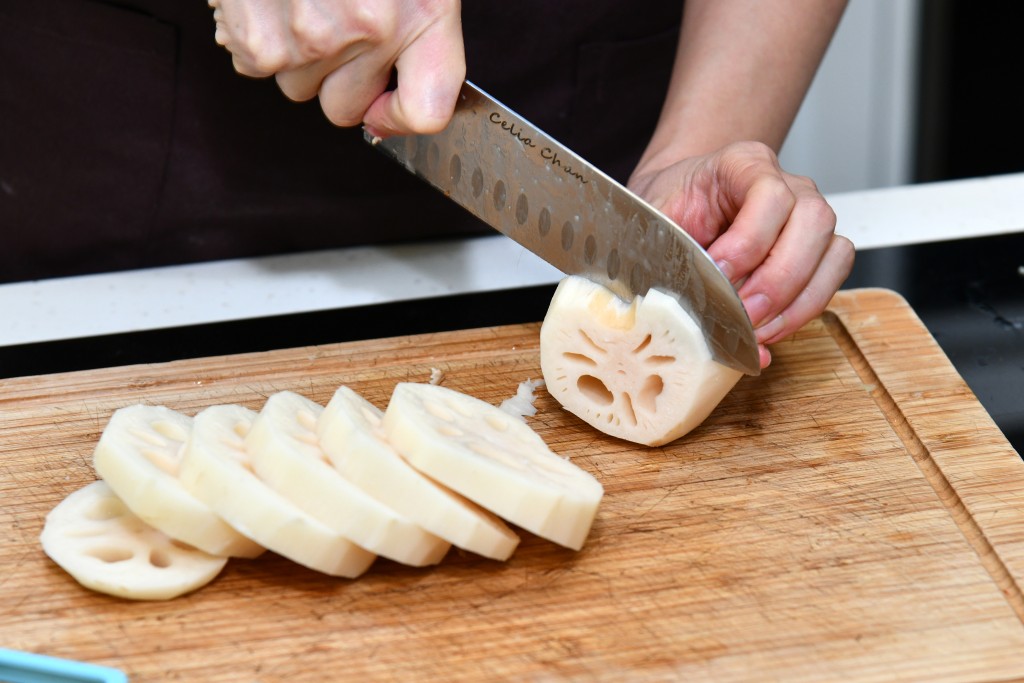Step 4: 蓮藕去皮及切件，蒜頭去衣及拍扁，乾葱切半。Peel the lotus root and cut into pieces. Peel and press the garlic. Cut the shallot into halves.