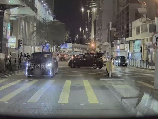 七人車無視路牌指示突然轉左。fb車cam L（香港群組）Arthur Chan