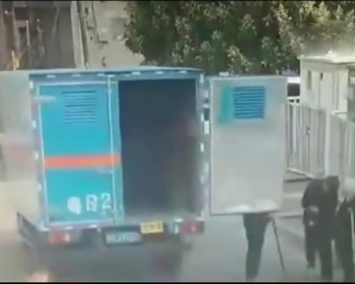 货车因未关好车尾门，结果右边门撞死了路旁的一名老伯。（网图）